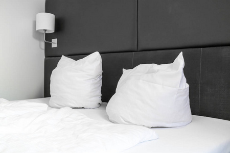 床上装饰的白色枕头卧室内饰
