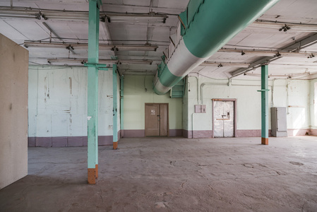 废弃的仓库沃罗大废弃工业厂房或仓库废弃仓库内蓝色钢柱废弃的铁路