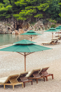 贵宾海滩配有雨伞和遮阳椅