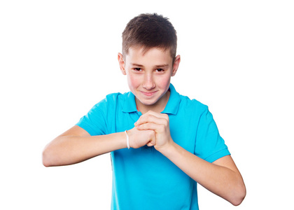 指向手指显示情绪表现力，蓝色衬衫白色背景上一个男孩的肖像