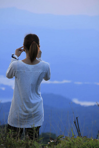 女人用电话拍照