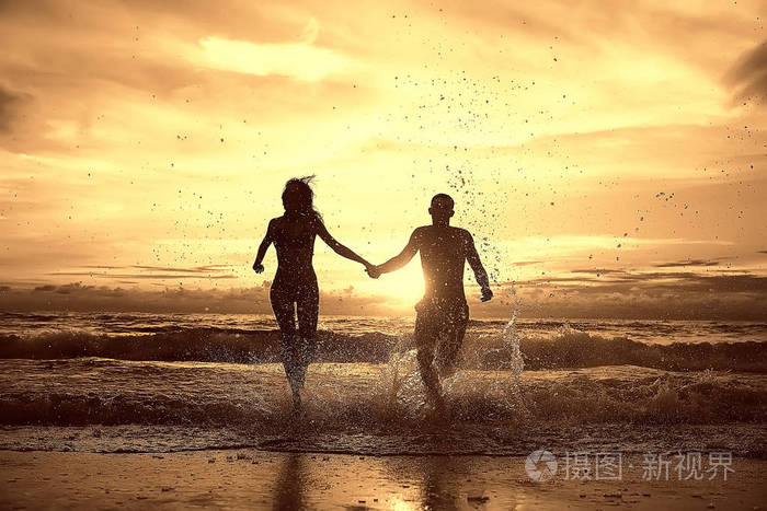 愉快的情侣沿着海滩奔跑, 健康休息, 运动活动, 暑假