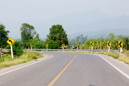 弯道的沥青公路穿过绿色的田野