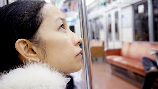坐在火车的亚洲女孩图片