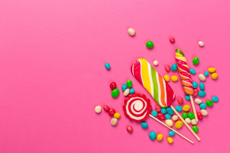 五颜六色的棒棒糖在粉红色的背景