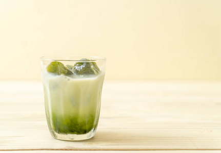 玻璃旳绿茶冰立方图片