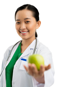 微笑漂亮的越南医生给你绿色的苹果