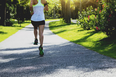 运动健身妇女在阳光公园奔跑