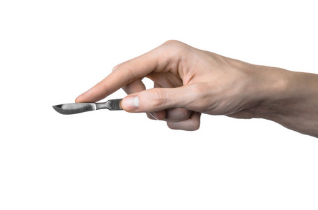 手拿着手术刀,白色背景,孤立照片