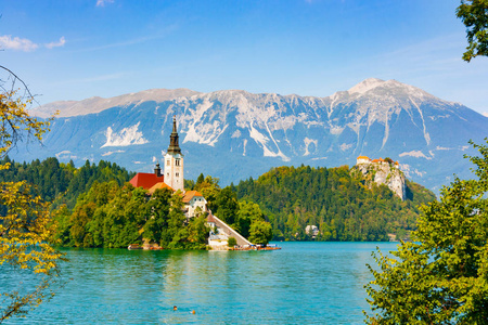 布莱德岛与玛丽教会的假设由湖的绿色水域布莱德与城堡悬崖在背景, 上部卡尼奥拉, 斯洛文尼亚