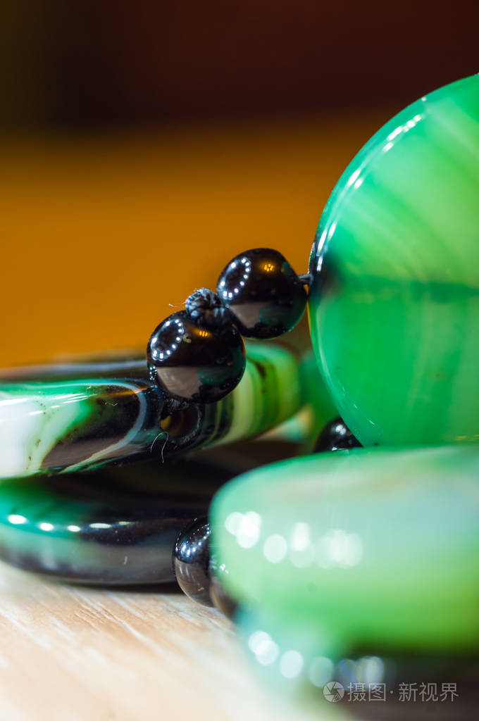 美丽的半透明的绿色玛瑙宝石大抛光珠, 宏