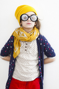 傻傻的小女孩十岁在黄色针织帽图片
