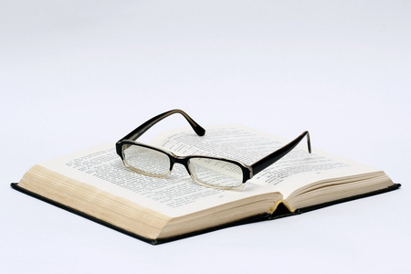 黑眼镜和白上的书