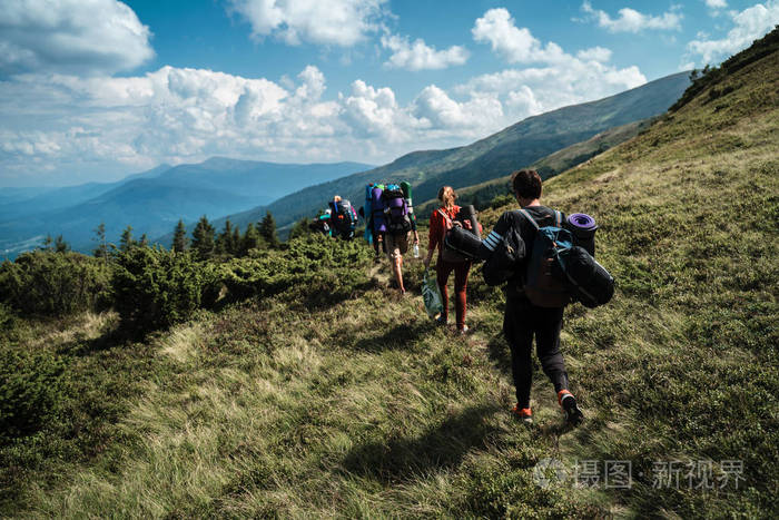 一群徒步行走在山上的远足者.喀尔巴阡山, 乌克兰