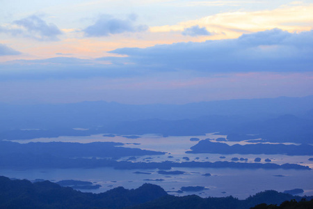 早晨日出与橙色光在山之上