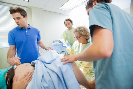 医疗小组检查孕妇分娩的操作