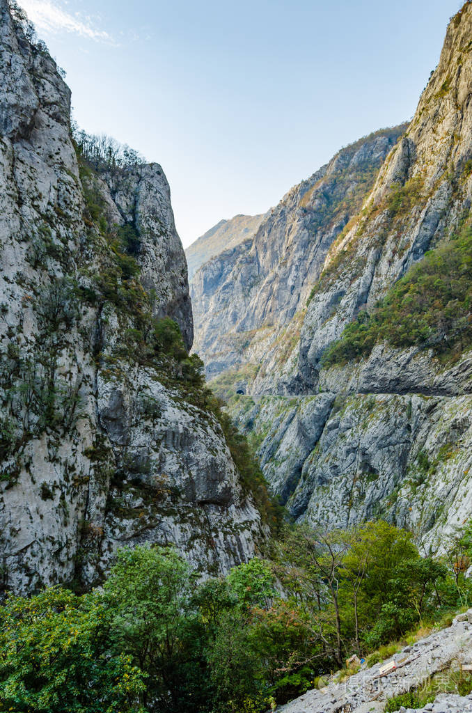 有深谷的山的峡谷危险的道路迷人的自然