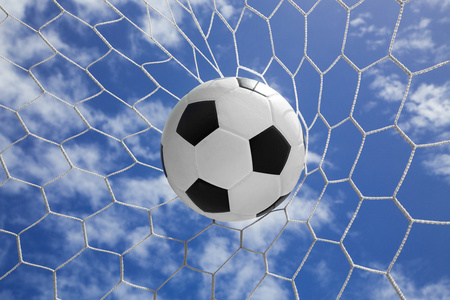 足球在目标网与蓝蓝的天空
