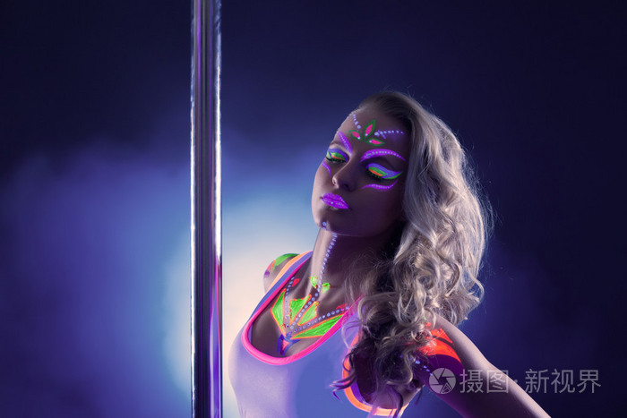 诱人跳钢管舞的霓虹灯化妆的肖像