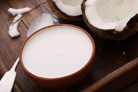 鲜椰奶两个梅森罐用椰子水鸡汤饭中国烧烤甜猪肉杯