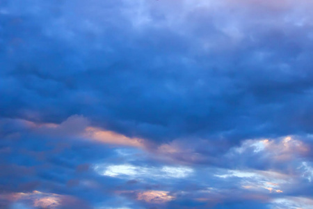 戏剧性的日落或日出, 美丽的蓝色和粉红色的云在蓝色的粉红色的黑暗的天空。新鲜空气。多云的天气。云彩形成