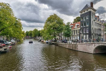 这是一个运河和一座桥在阿姆斯特丹的图片