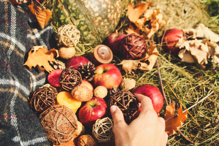 秋季作文。在稻草背景下布置苹果, 南瓜, 落叶和蜡烛。照片与手