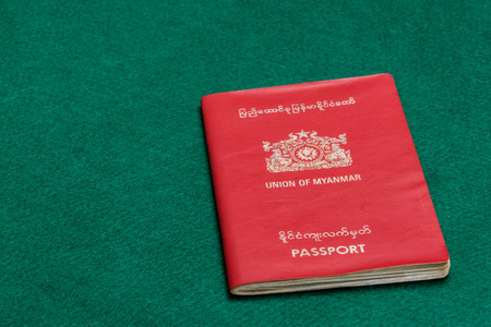 绿色桌子上的缅甸护照