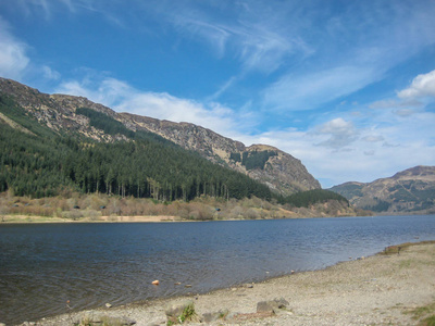 高原 Scotland 山景观与湖泊背景蓝色多云的天空