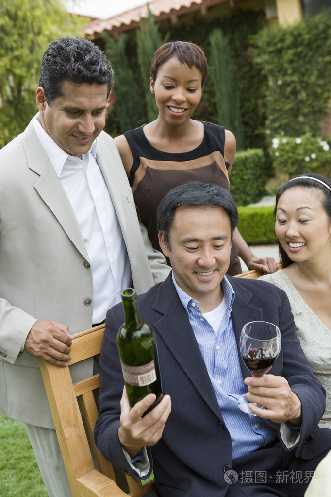 男人抱着酒瓶和玻璃