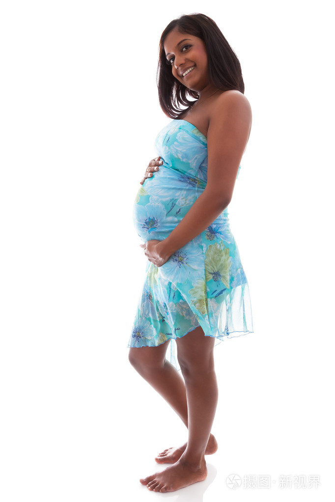 年轻印度孕妇摸她的肚子