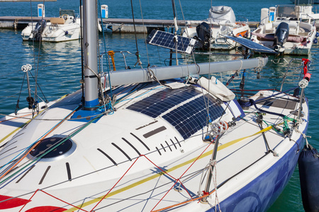 现代帆船光伏太阳能电池板