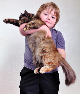 可爱的金发男孩和一只猫