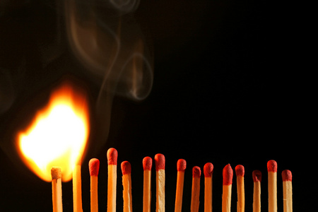 点亮的火柴图片