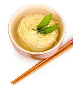 亚洲面条在碗上白色隔离照片