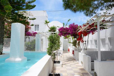在豪华的酒店，圣托里尼岛，希腊的游泳池