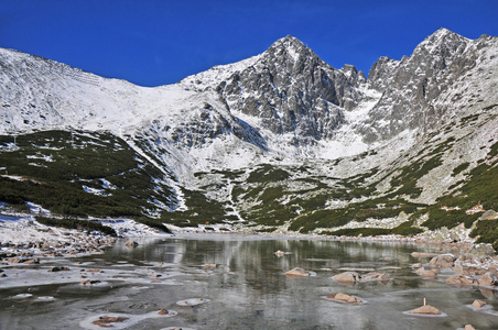 在 tatra 山脉的高山湖泊