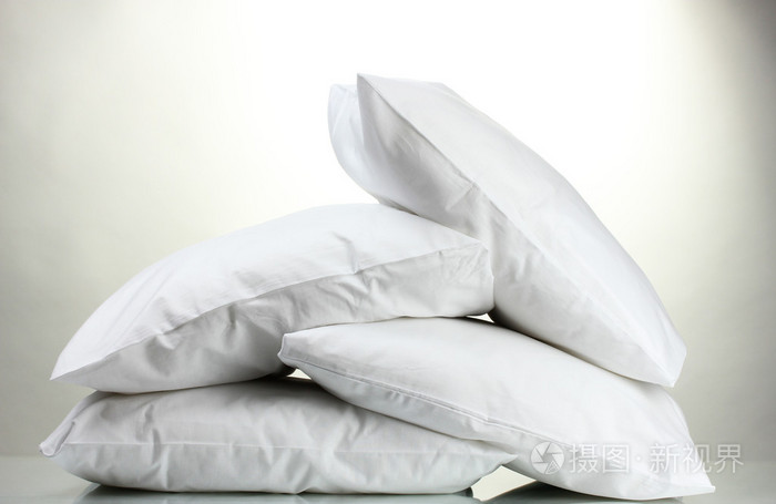 枕头灰色的背景上