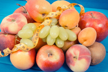 带营养维生素和矿物质的新鲜天然水果的胶带测量健康的生活方式