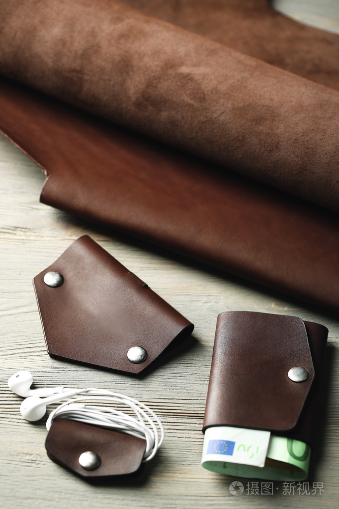 手工皮具男人配件木制背景