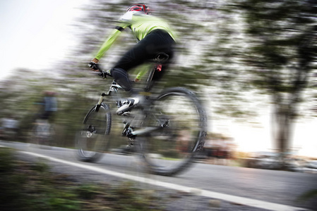 骑自行车的人骑山地自行车的速度效应的低角度视图