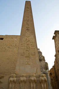 卢克索神庙左的 obelist 入口处