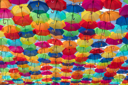 大量的遮阳伞着色在阿格，葡萄牙城市天空