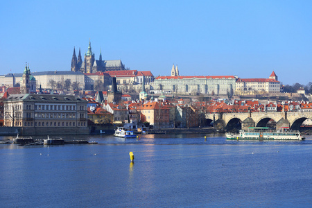 布拉格哥特式城堡上面河伏尔塔瓦河，捷克共和国