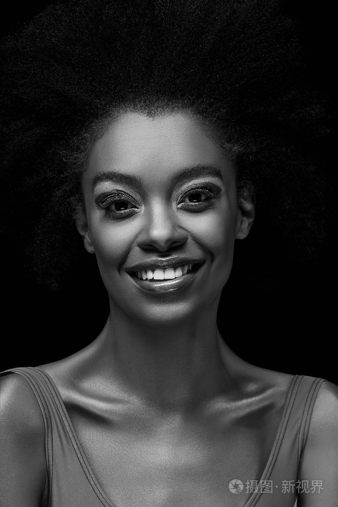 黑色和白色照片的微笑的非洲裔美国妇女看着相机查出的黑色