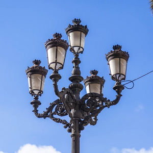2018年1月6日, 西班牙大加那利岛。这盏漂亮的灯装饰着老城区的建筑立面