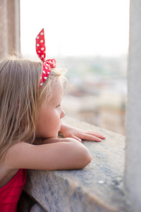 可爱的小女孩，在大教堂，米兰，意大利的屋顶上