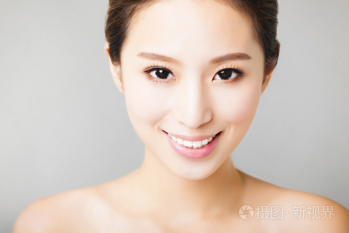 微笑的年轻亚洲女人脸的特写