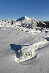 与 Snezka 山冬季景观