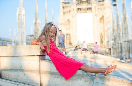 可爱的小女孩，在大教堂，米兰，意大利的屋顶上